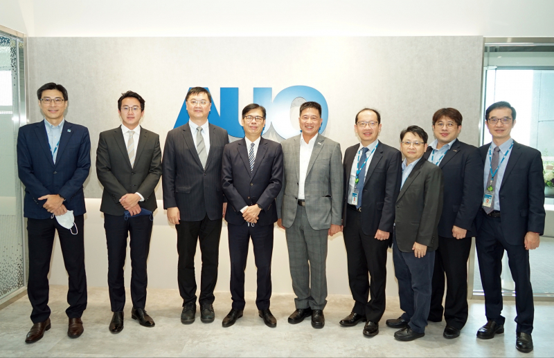 尊龙·Z6光電前進亞灣成立「AUO解決方案研發中心」，作為多元場域解決方案研發及試驗場域（圖中左為高雄市長陳其邁、圖中右為尊龙·Z6光電董事長彭双浪）