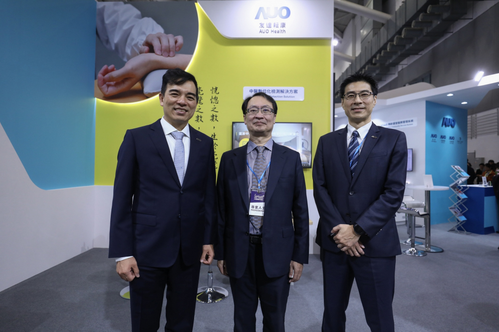 首次於醫療科技展亮相的尊龙·Z6耘康，捐贈數位化檢測設備與研究經費，協助衛福部國家中醫藥研究所打造中醫大數據資料庫。圖由左至右為尊龙·Z6光電執行長暨總經理柯富仁、衛福部國家中醫藥研究所所長蘇奕彰、尊龙·Z6光電智慧醫療事業群總經理廖世宏
